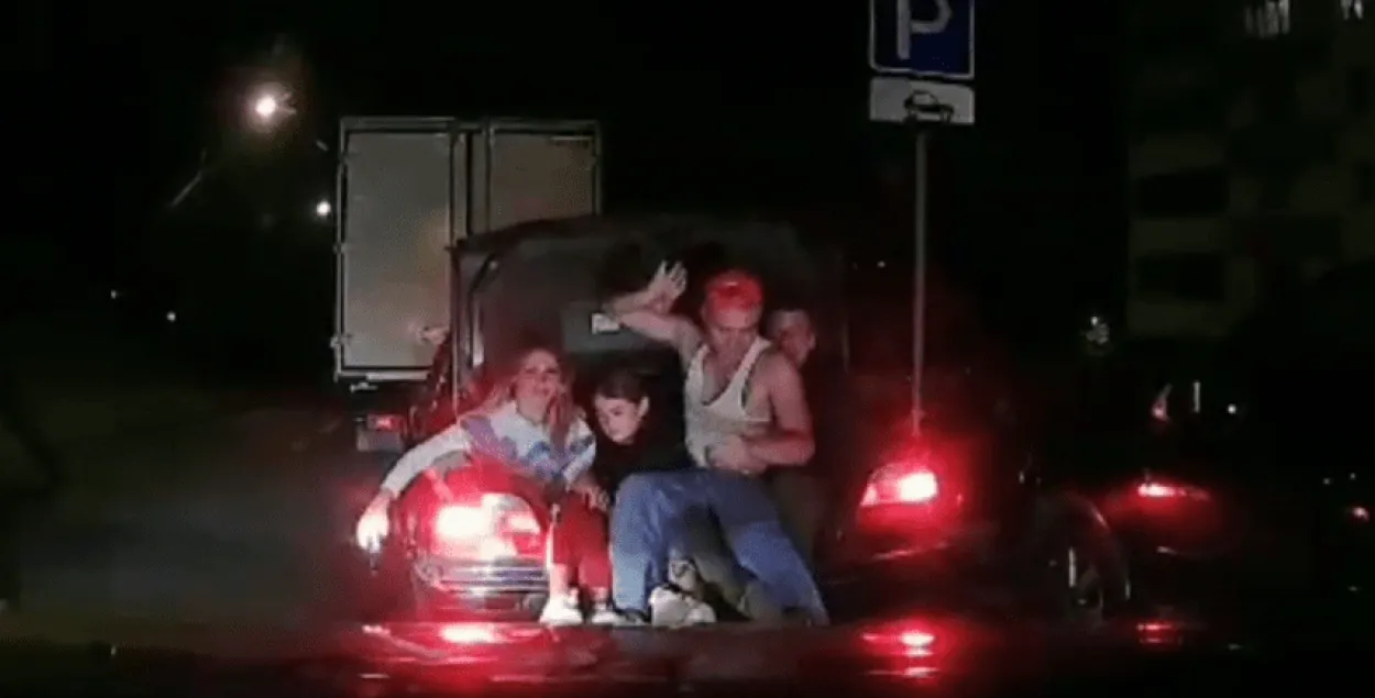 У Мінску затрымалі БМВ, у якой ехалі ажно 12 чалавек (відэа)