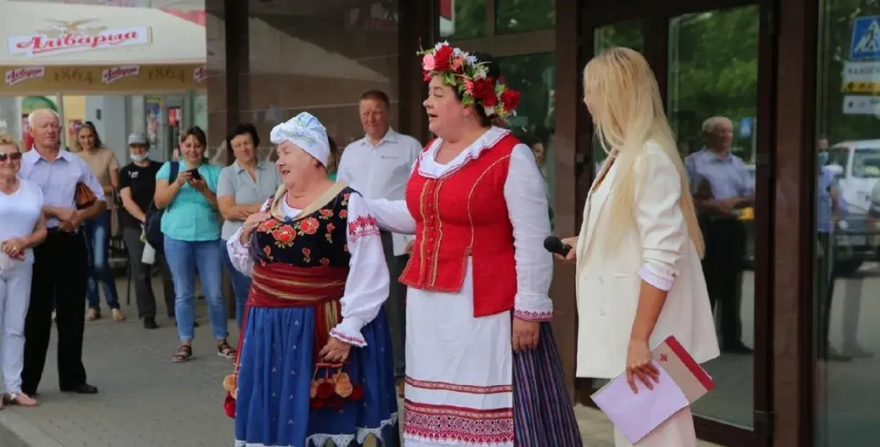 Вольга Няфёдава (у цэнтры з вянком на галаве)

