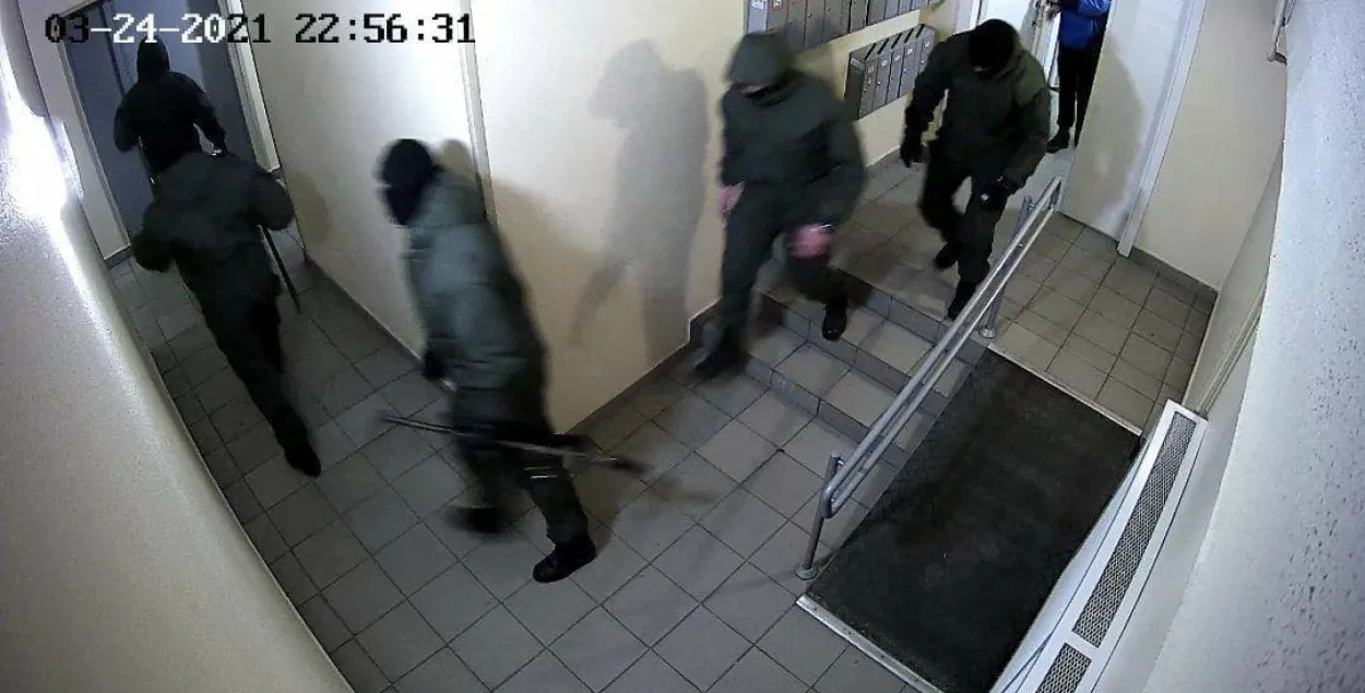 Невядомыя ў балаклавах выламалі дзверы ў пад'здзе дома ў Брылевічах​&nbsp;/ скрыншот відэа