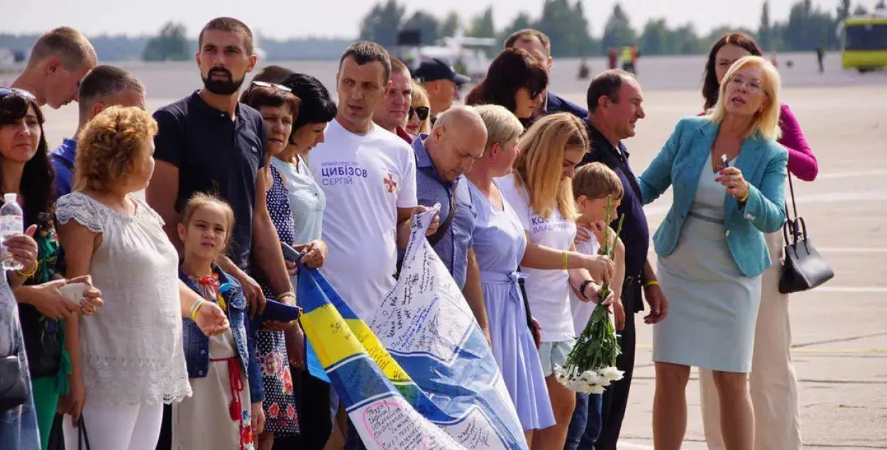 Упаўнаважаная па правах чалавека Людміла Дзянісава (справа) спрабуе згрупаваць сваякоў зняволеных украінцаў на ўзлётнай паласе / Антон Наўмлюк, выданне "Ґ​рати" для "Новой газеты"