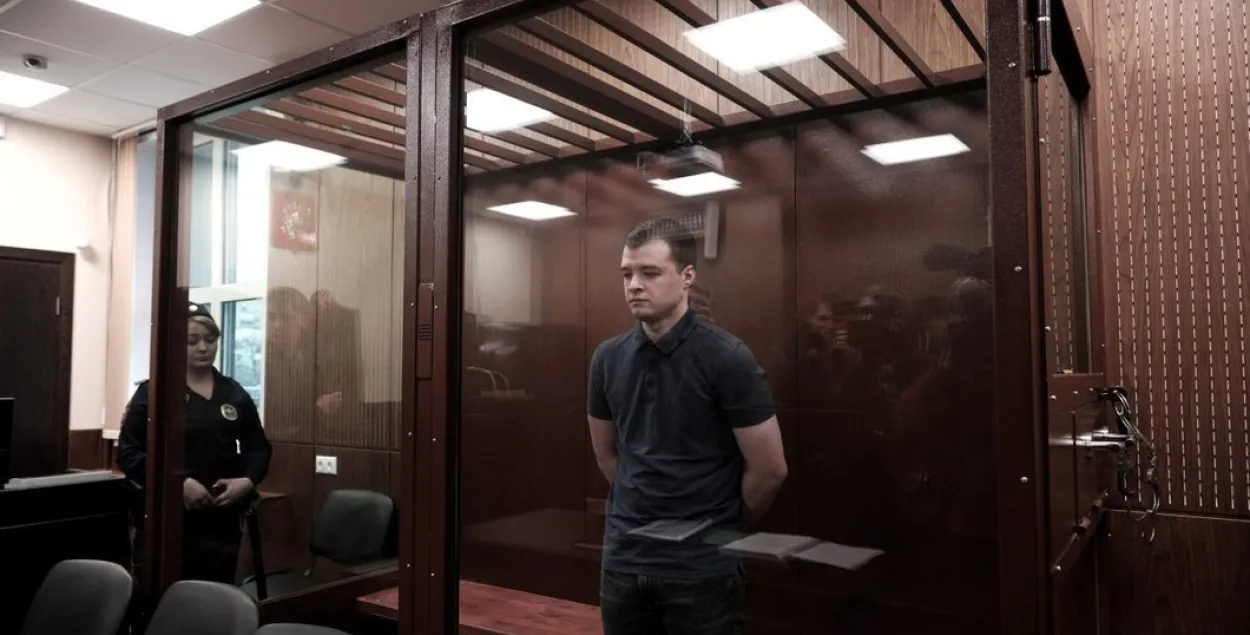 Дэпартаваны з Беларусі расійскі апазіцыянер асуджаны ў Маскве на год калоніі