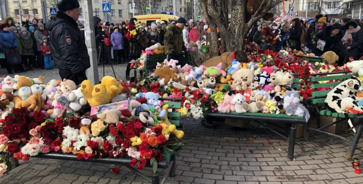 "Говорил с ними по телефону до последнего". Кемерово. Первый день после трагедии