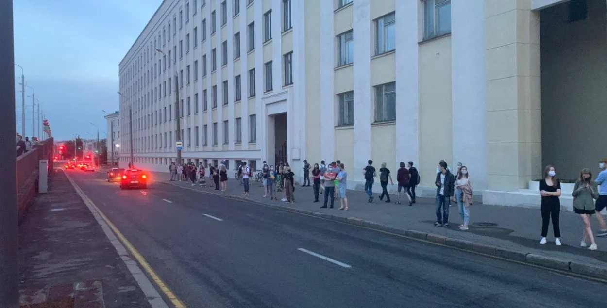 Жывыя ланцугі пасля "Пікета салідарнасці" дацягнуліся да плошчы Незалежнасці