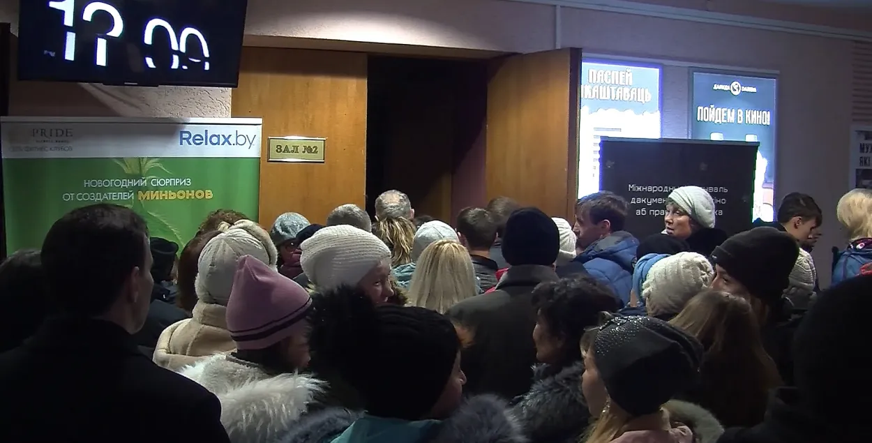 Чарга на фільм "Дэбют" у кінатэатры "Мір".