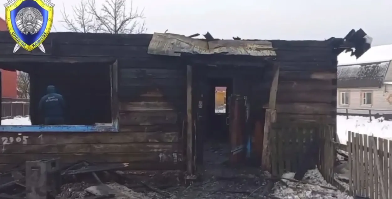 У момант пажару дома была маці з чатырма дзецьмі, дваіх яна паспела вывесці /&nbsp;@skgovby
