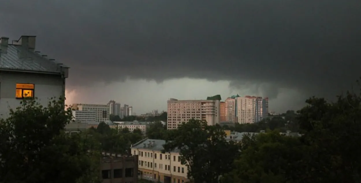 У панядзелак чакаюцца дажджы з навальніцамі, у сярэднім па краіне будзе +26