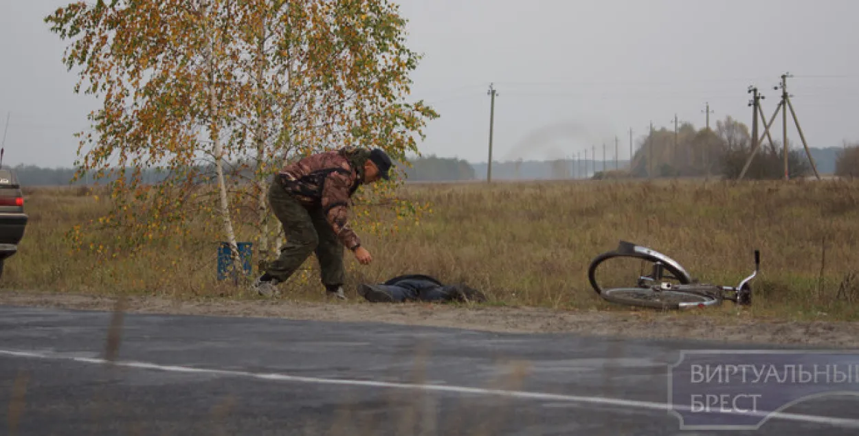 У Гомельскай вобласці грузавік пераехаў раварыста, што ляжаў на дарозе