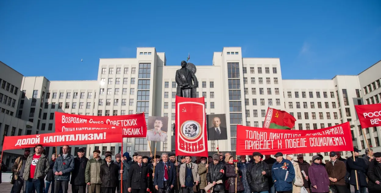 Ёсць у Беларусі і тыя, хто двума транспарантамі &mdash; за / Еўрарадыё