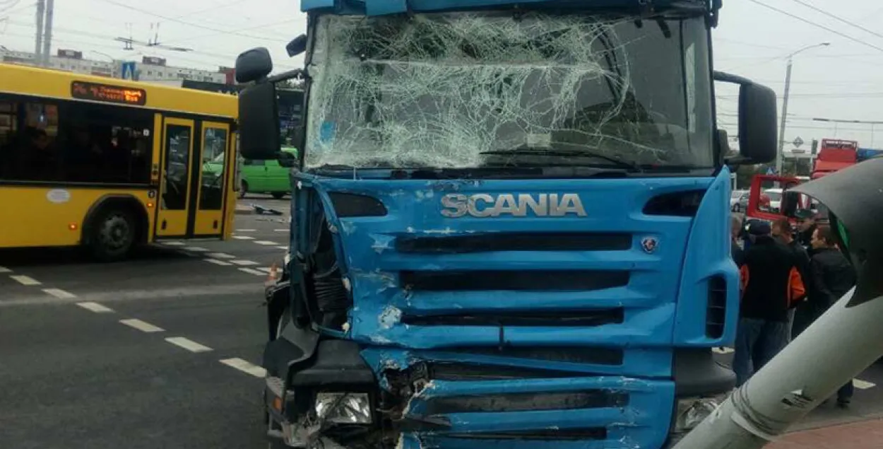"Мінсктранс": У ДТЗ з удзелам грузавіка і тралейбуса пацярпелі 5 чалавек
