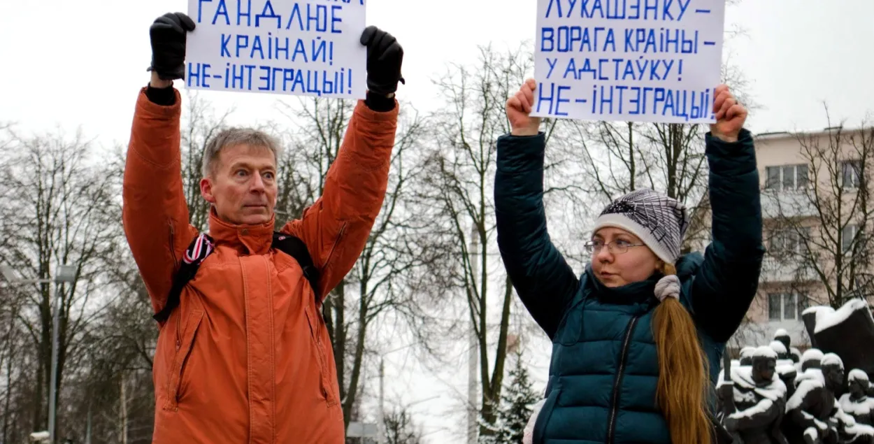 Віцебскі блогер кінуў пад ногі суддзі косткі для сабак