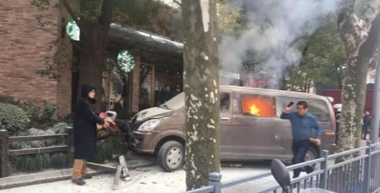 У турыстычным цэнтры Шанхая аўтамабіль заехаў у натоўп людзей