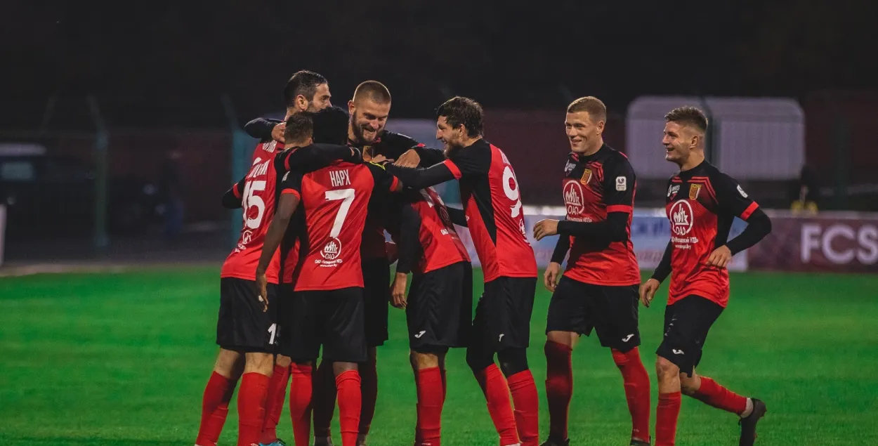 Футболисты "Славии" празднуют забитый гол / vk.com/fcslaviaby​