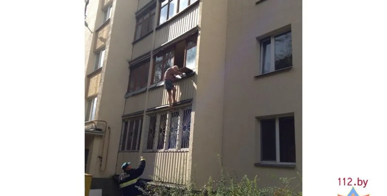 У Мінску ад падзення з балкона ратавалі 84-гадовага дзядулю (фота)
