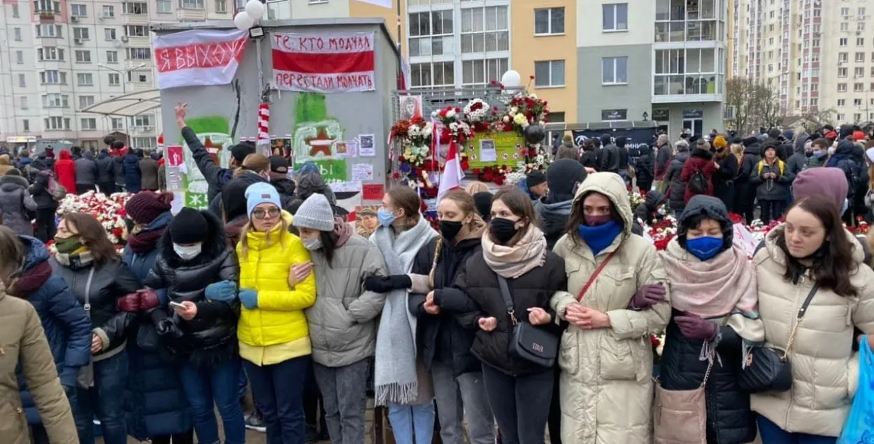 Девушки в сцепке на Площади Перемен / Наша Нива​