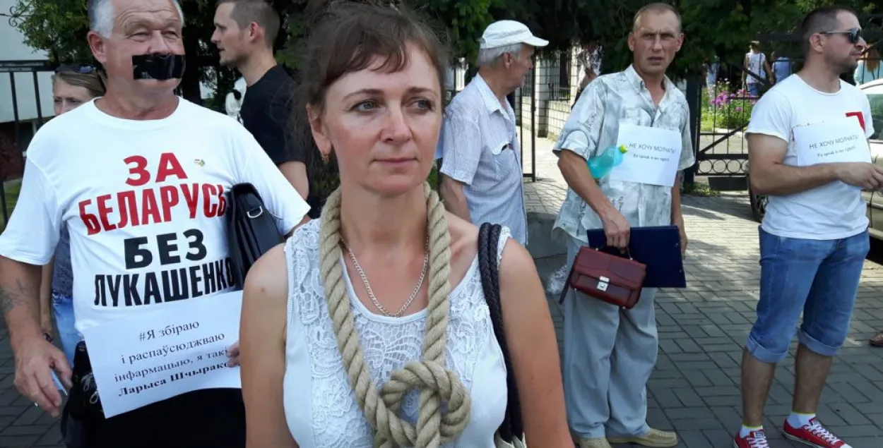 У Гомелі журналістка прыйшла на суд з пятлёй на шыі (фота)