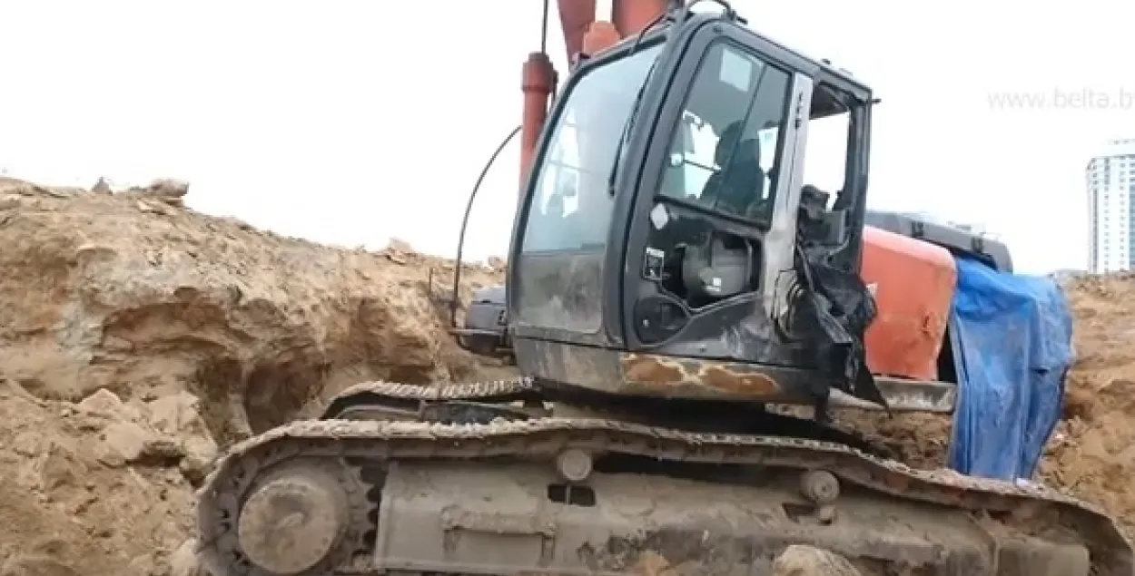 У мінскім мікрараёне “Лябяжы” праваліўся экскаватар (відэа)