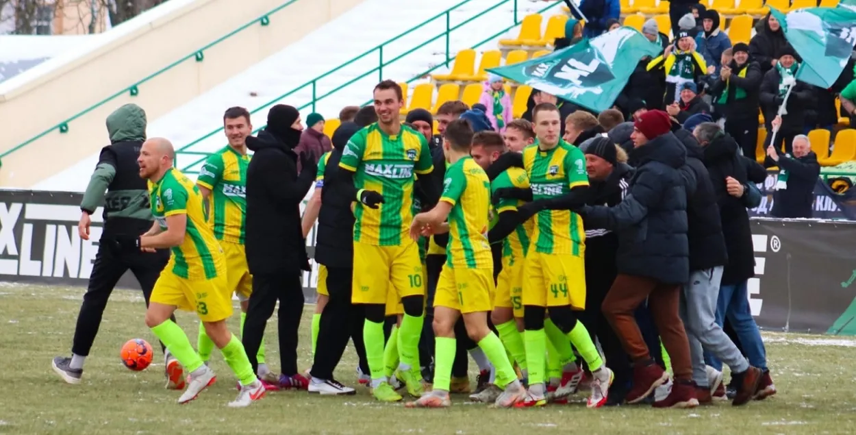 Гульцы і заўзятары ФК "Макслайн" / vk.com/maxlinefc
