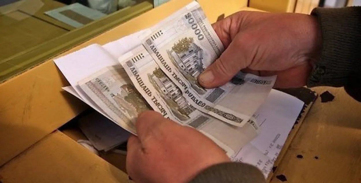 21% беларусаў верыць рублю, 53% — долару