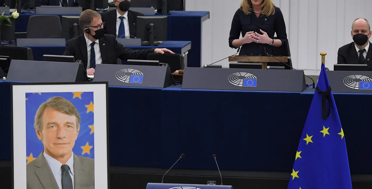Роберта Метсола и портрет бывшего спикера Европарламента Давида Сассоли / twitter.com/chedisagio