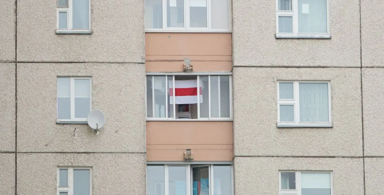 Сцягі ў акне (фота носіць ілюстрацыйны характар) / з архіву TUT.BY​