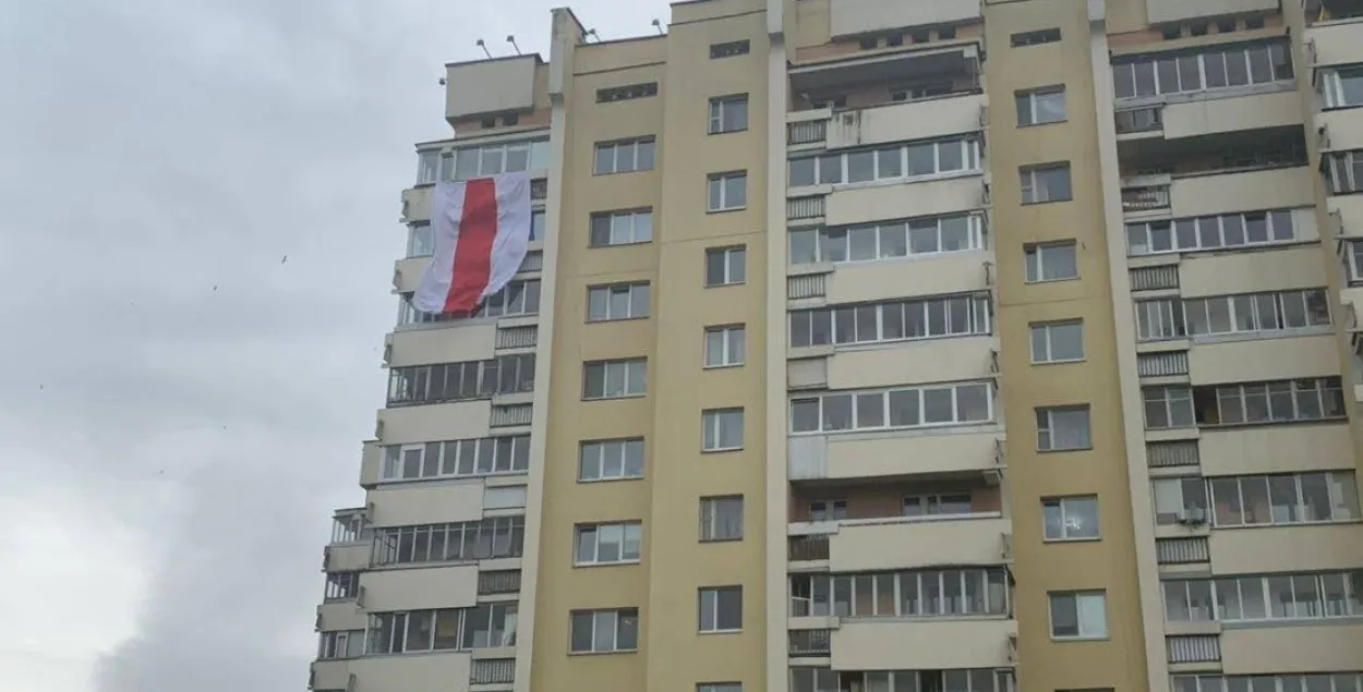 Сцяг на адной са шматпавярховак у Мінску / Еўрарадыё​