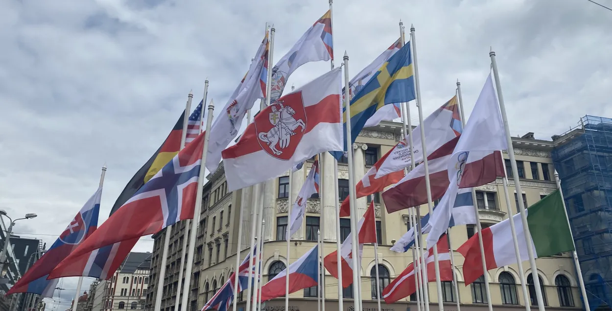 Падчас чэмпіянату свету па хакеі чырвона-зялёны беларускі сцяг у цэнтры горада замянілі на бел-чырвона-белы /&nbsp;twitter.com/MStakis​