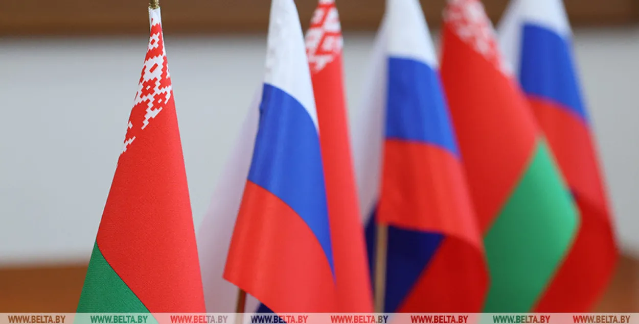 Государственные флаги Беларуси и России
