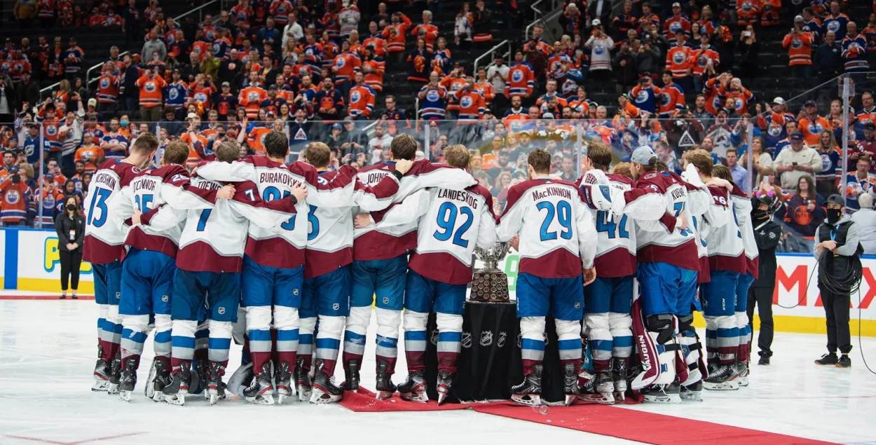 Хоккеисты "Колорадо" после решающей победы / twitter.com/Avalanche