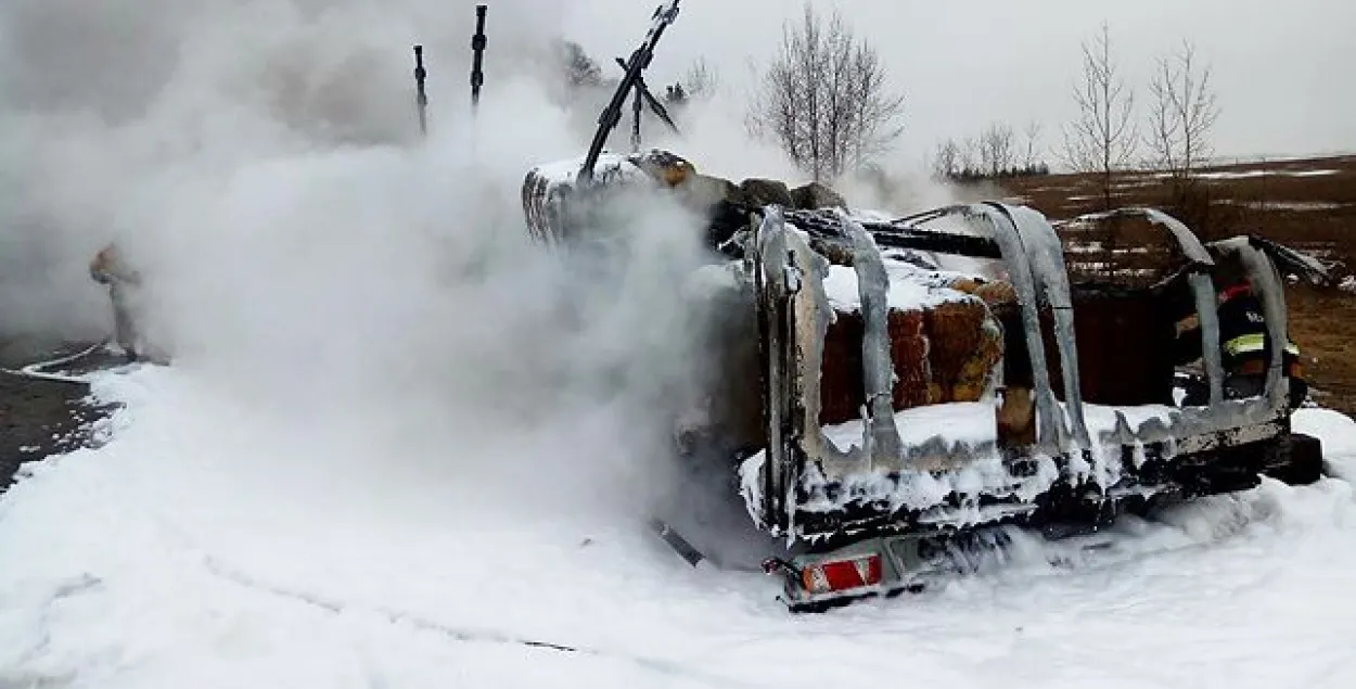 Пад Барысавам на трасе М-1 гарэла фура з прычэпам