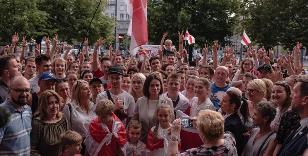 Sviatlana Tsikhanouskaya with Belarusians / twitter.com/franakviacorka