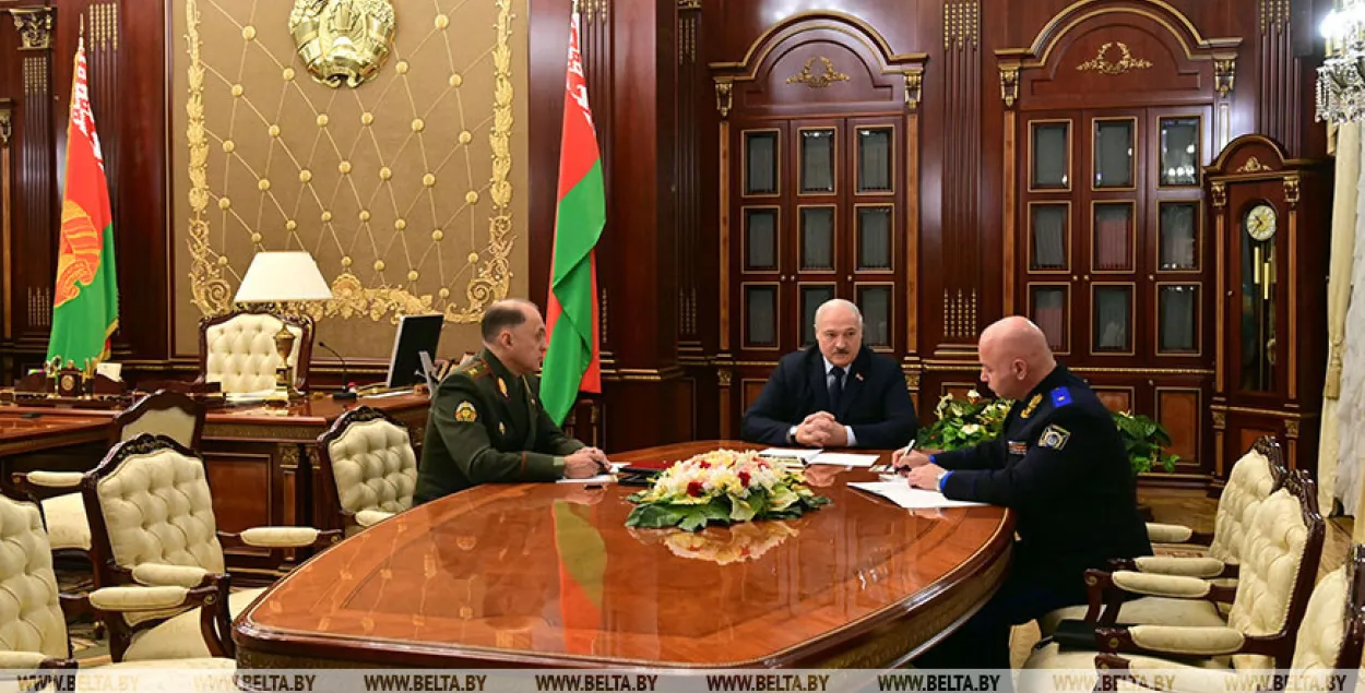 Дзмітрый Гара (справа) на дакладзе ў Аляксандра Лякашэнкі / БЕЛТА
