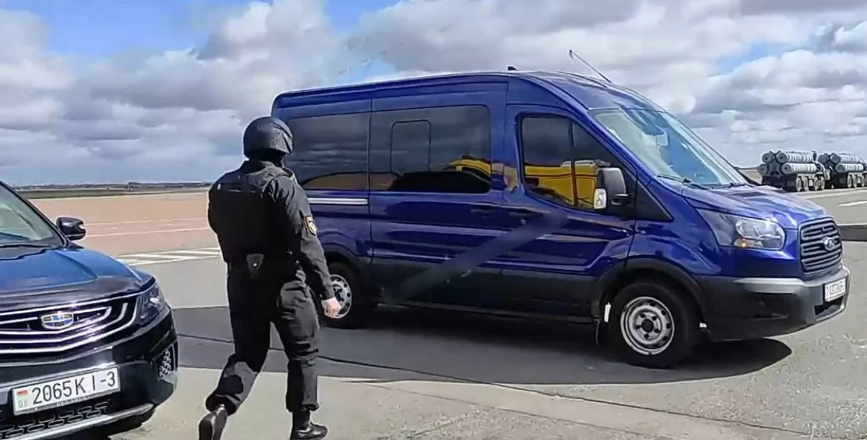 Па аднаго з "экстрэмістаў" гомельскія сілавікі прыехалі ў аэрапорт / скрыншот відэа
