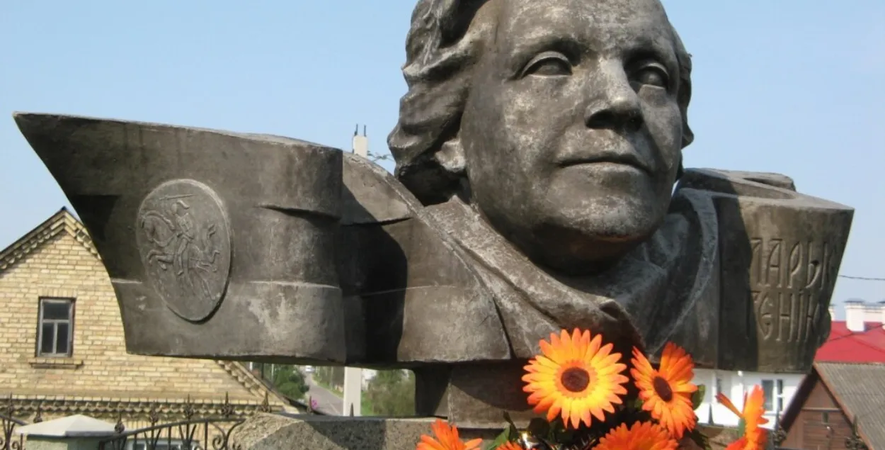 Памятник Ларисе Гениюш в Зельве / svaboda.org
