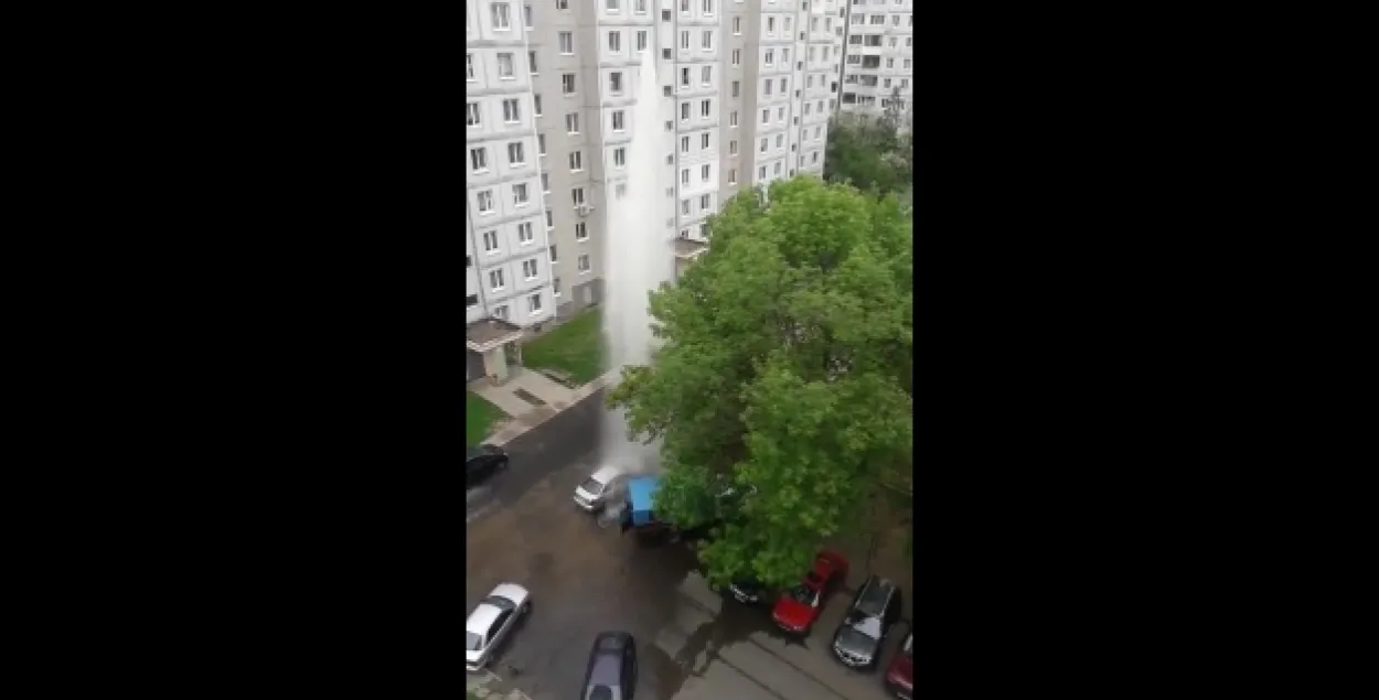 У Мінску "гейзер" затапіў Chevrolet (відэа)