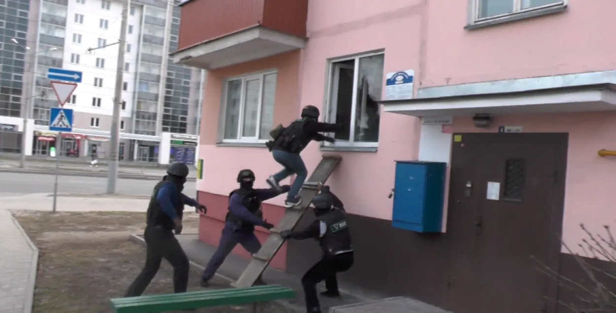 Гомельскія міліцыянты штурмам узялі кватэру наркагандляра (відэа)