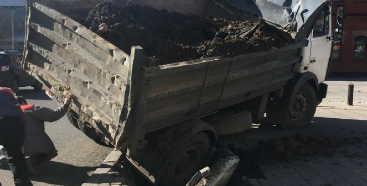 У цэнтры Мінска грузавік часткова праваліўся пад зямлю (фотафакт)