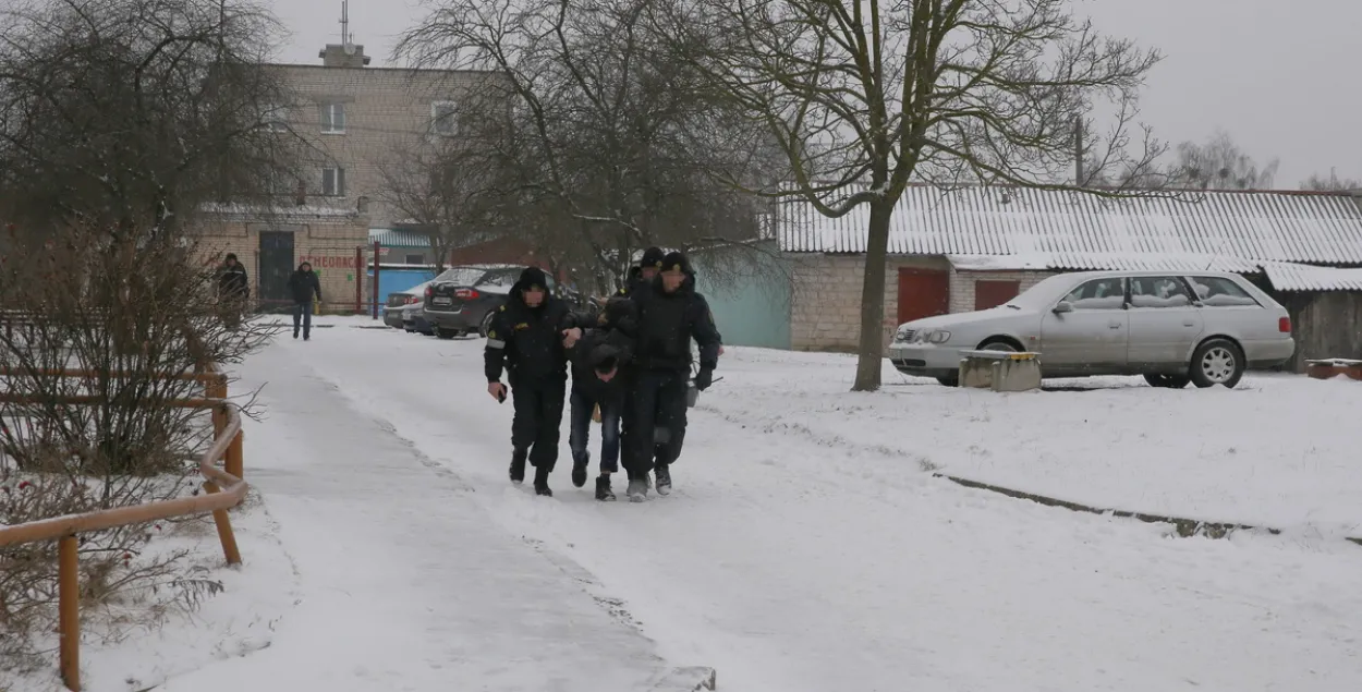 У Баранавічах жанчыны ўгаварылі “тэрарыста” аддаць ім гранату (фота)