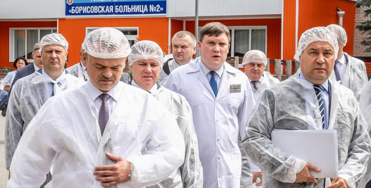 Людзі ў белых халатах. Раман Галоўчанка крайні справа / edinstvo.by
