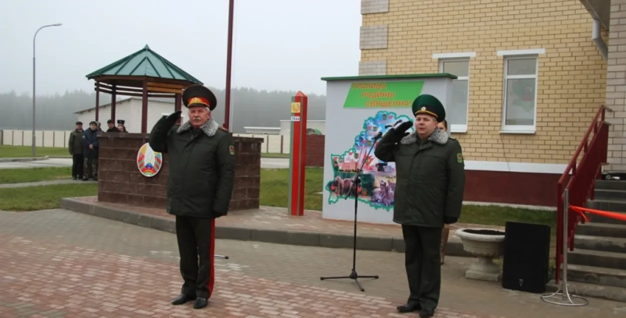 Председатель Госпогранкомитета Беларуси генерал-майор Анатолий Лаппо и Сергей Жилинский, начальник Сморгонской пограничного группы, 2017 г. Фото: osh.by​