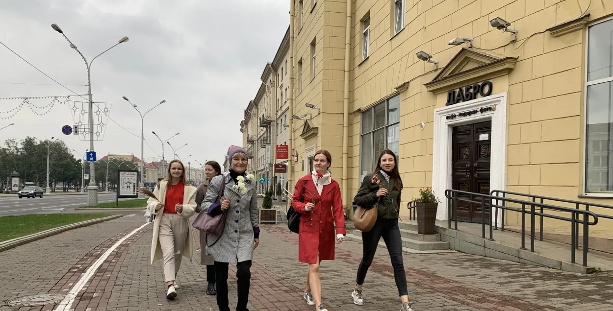 Они гуляют: минчане с цветами вышли на улицы города