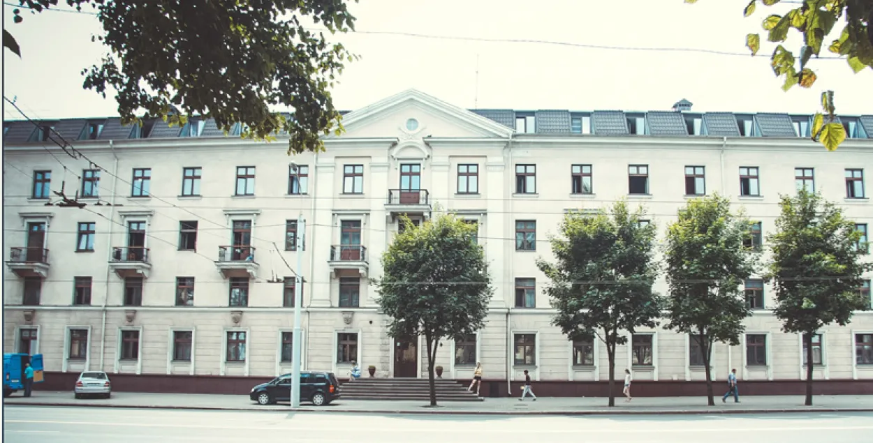 З балкона ў інтэрнаце БДУ выпаў студэнт: спрабаваў зрабіць сэлфі