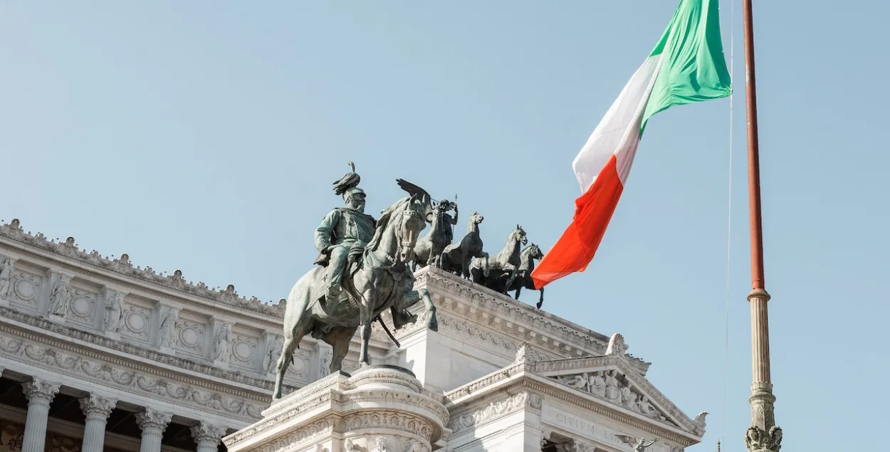 Italian authorities have frozen the assets of Belarusians and Russians / pexels.com
