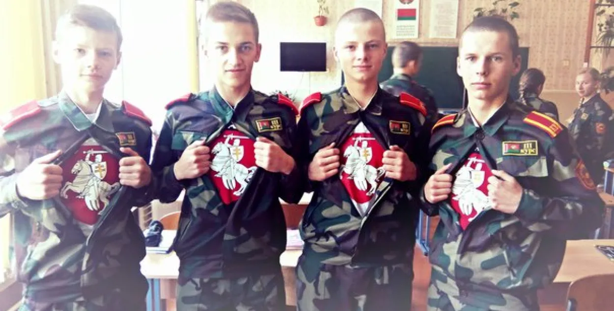СМІ: Аднаго з кадэтаў у саколках з “Пагоняй” адлічылі з вучэльні