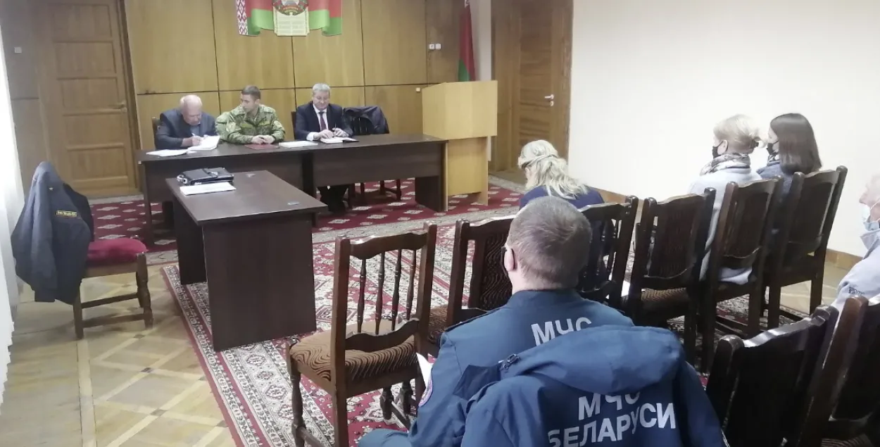 Residents of the agrarian town Riasna told the head of Kamyanets police department that they are not happy about the migrants "roaming in the villages" / kamenec.by