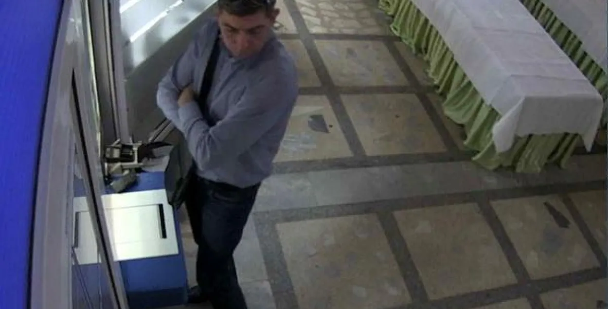 Мужчына, якому ў банку памылкова выдалі лішнія грошы, сам затэлефанаваў з Расіі