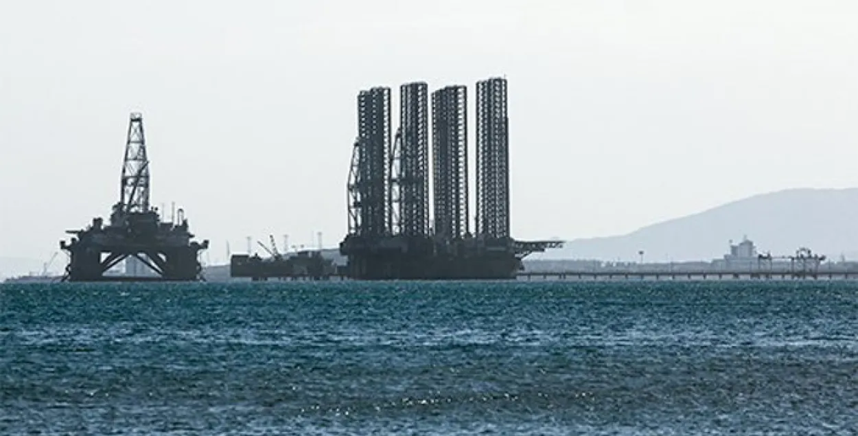 Reuters: Пры пажары на платформе ў Каспіі загінулі 32 нафтавікі