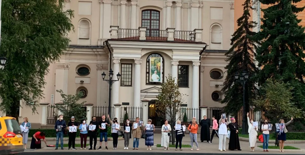 Каля мінскай катэдры людзі сталі ў ланцуг з партрэтамі Кандрусевіча