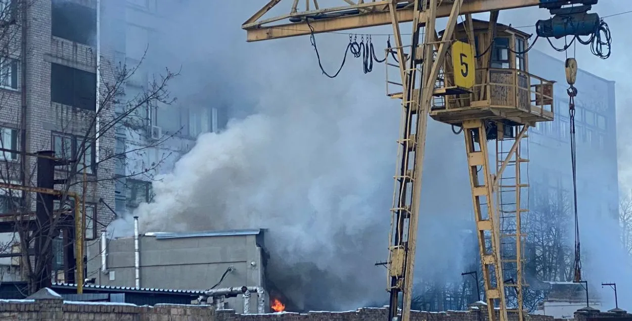 Падчас учорашняга абстрэлу Кіева расійская ракета трапіла ў склад былога завода, загінулі людзі /&nbsp;@kievreal1
