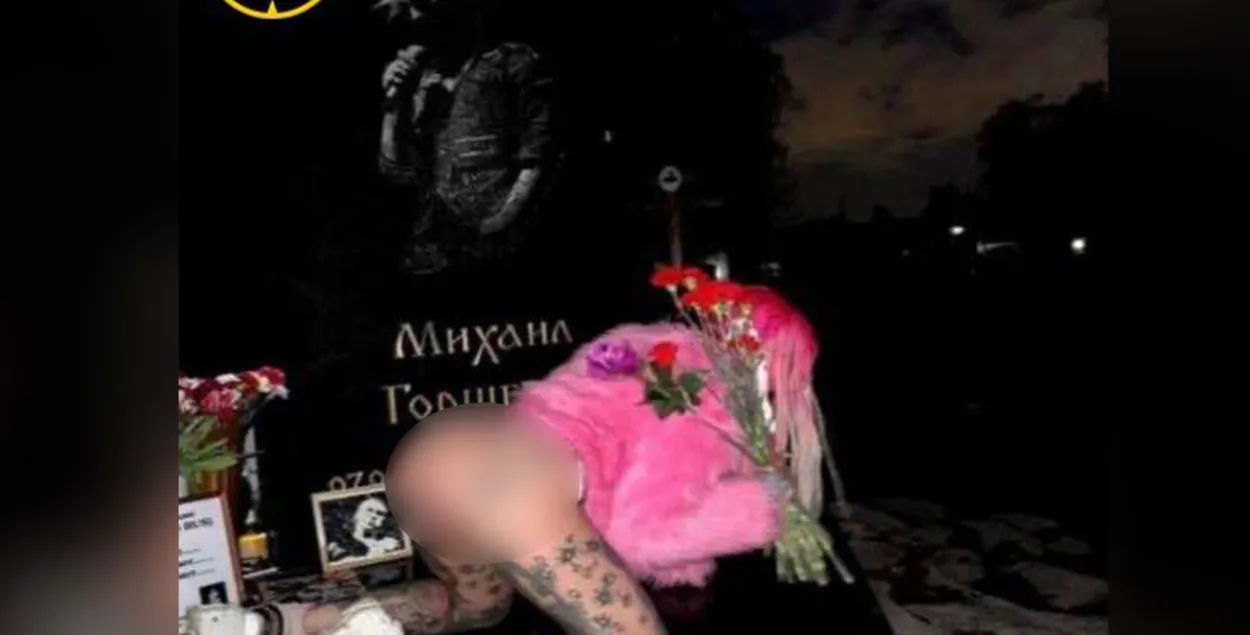Аляўціна Фалькоўскі знялася ў эратычнай фотасесіі на магіле рокера / t.me/shot_shot
