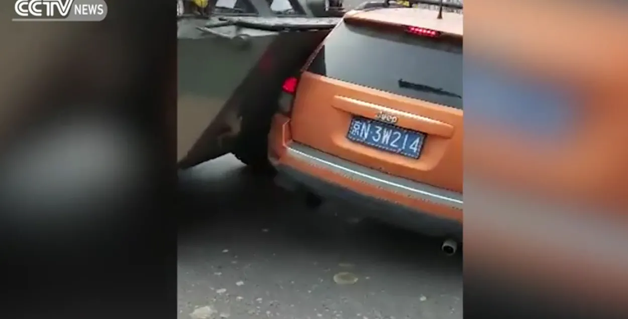 Відэа, як Chevrolet трапіў пад бронетранспарцёр